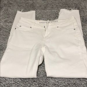 White denim pants